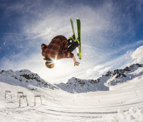 开云体育登录-欧冠半决赛焦点战，活塞鏖战魔术，当铁血防守遭遇华丽魔法