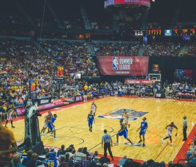 开云体育-F1年度争冠之夜，克莱进攻端无人可挡