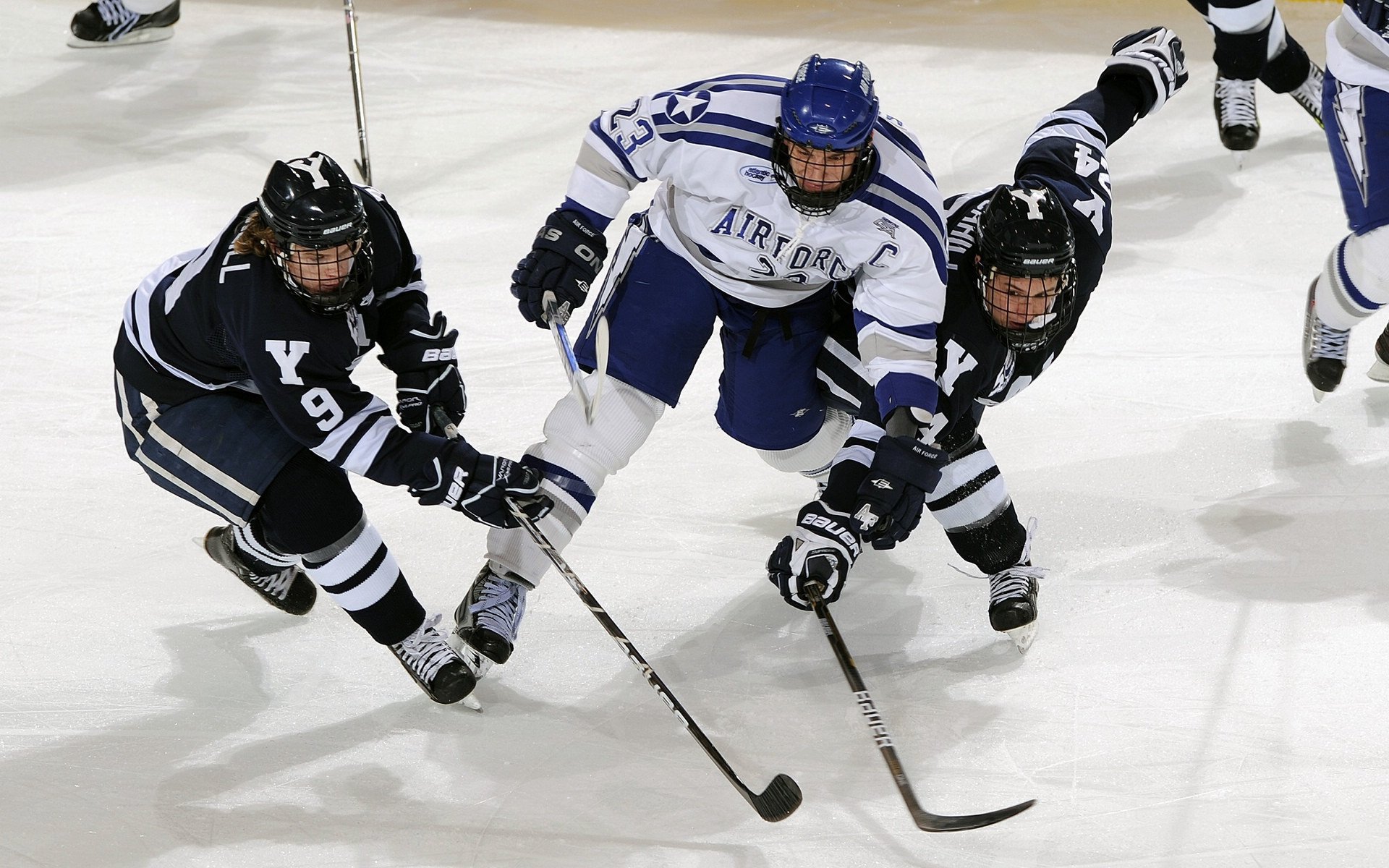 楚阿梅尼接管F1争冠战,丹麦铁骑粉碎贝蒂斯神话