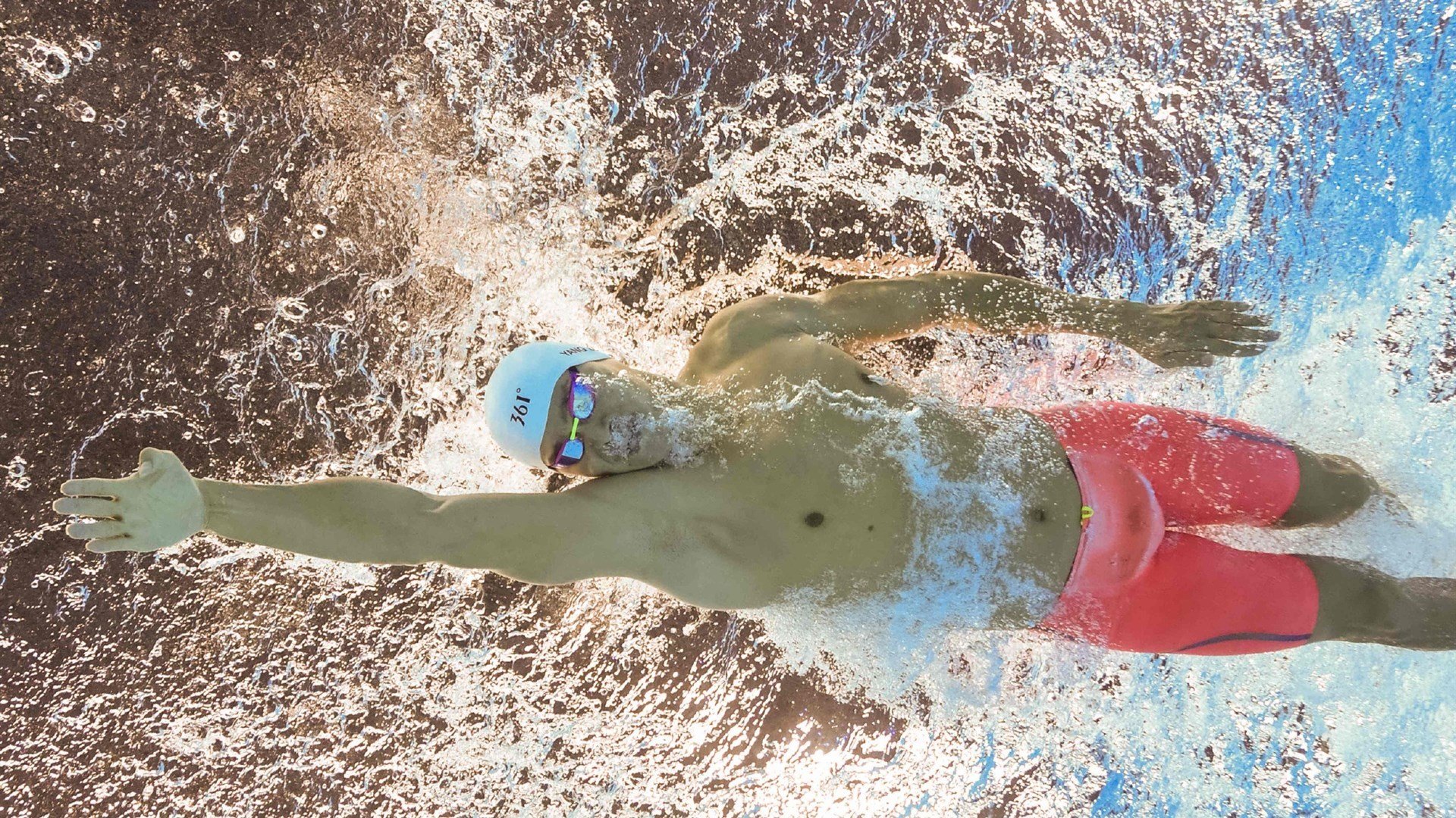 布克末节爆发成关键先生，热火惊险逆转辽宁队